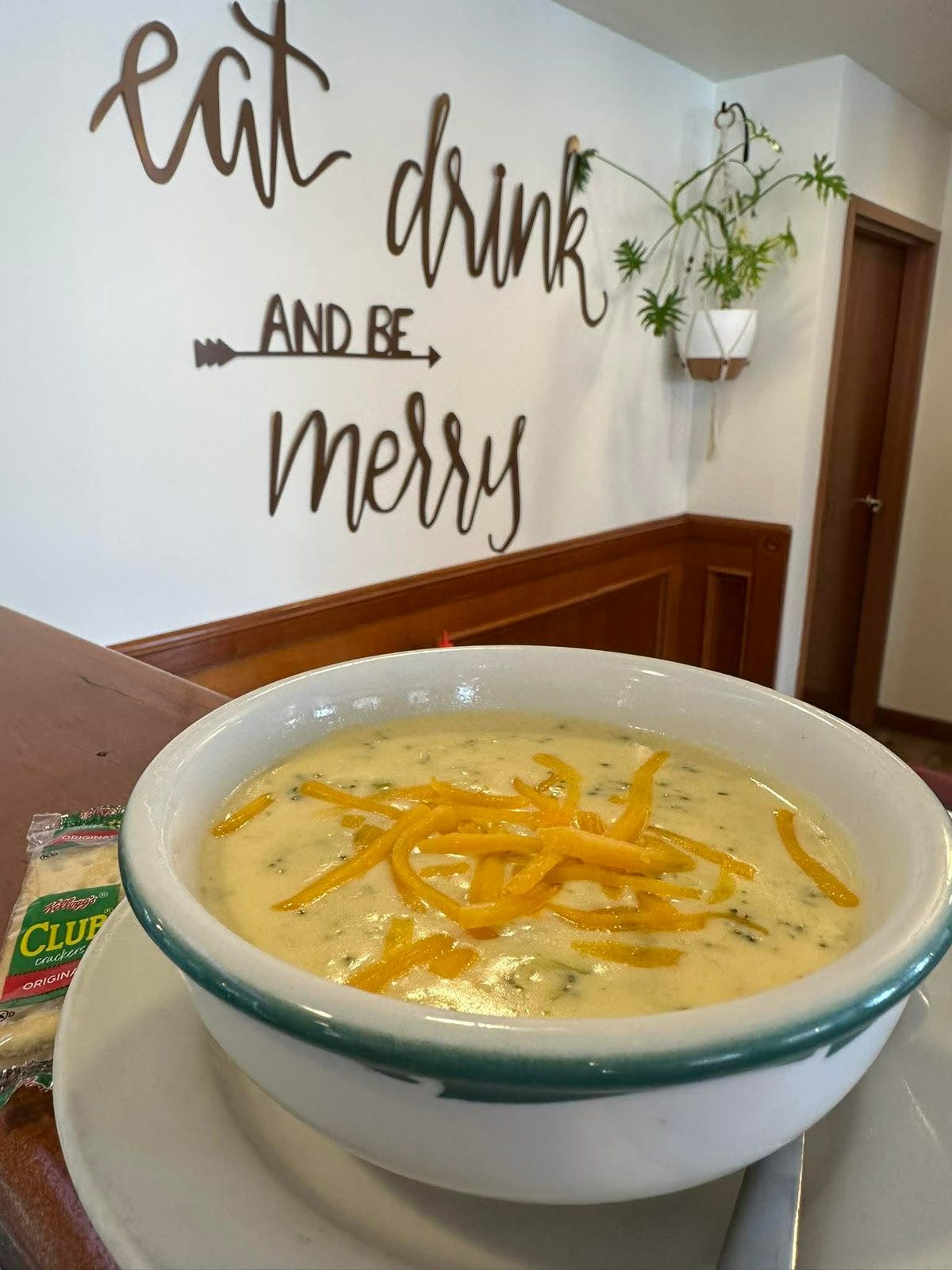 Broccoli cheddar soup with crackers