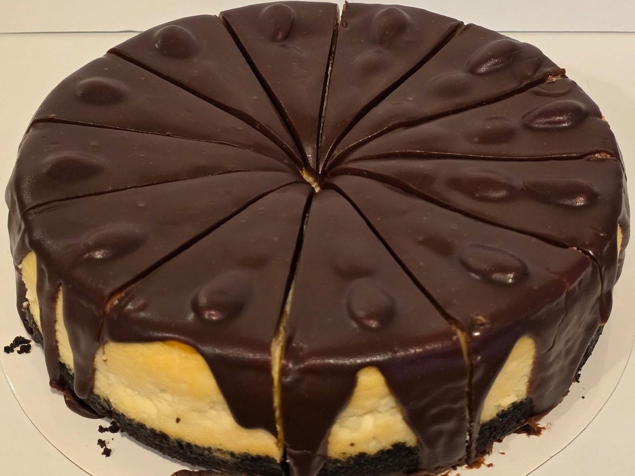 Turtle cheesecake under chocolate ganache