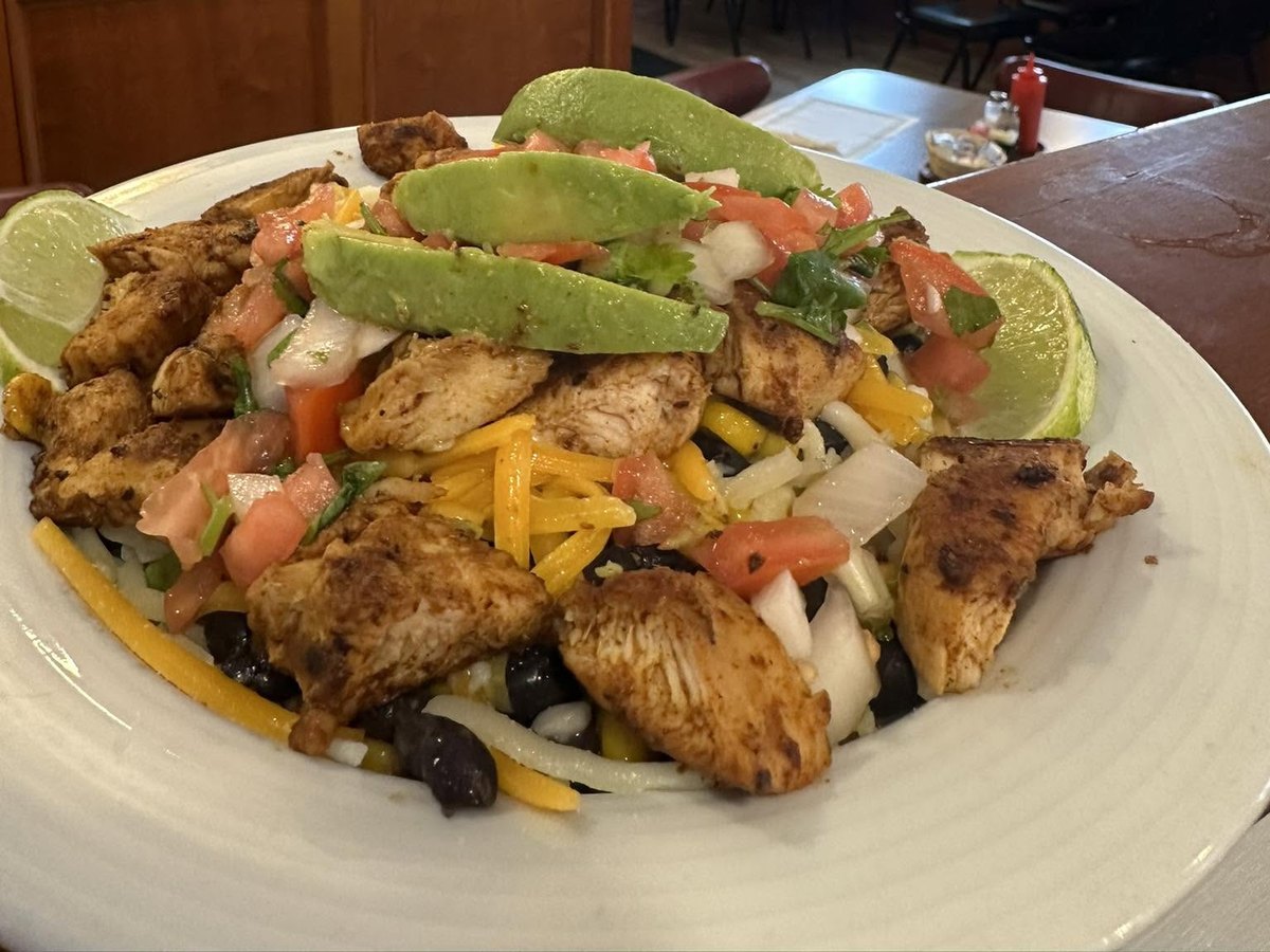 Seasoned chicken with avocado, pico and black beans