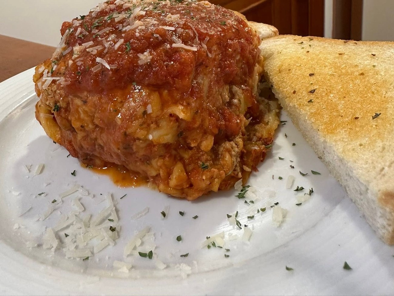 Lasagna with marinara and parmesan, served with garlic toast